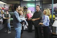 Scrubs - Die Anfänger – Mit Entsetzen stellen J.D. (Zach Braff, l.) und Elliot (Sarah Chalke, 2.v.l.) fest, dass Sean (Scott Foley, 2.v.r.) der neue Freund von Kim (Elizabeth Banks, r.) ist und mit Sam wunderbar zurecht kommt ...