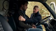 SOKO Wien – Major Max Herzog (Martin Gruber, r.) reißt Dominic Haller (Clemens Berndorff, l.) aus dem Camper, in den er die Abgase geleitet hat.