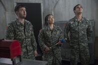 Scorpion – Eigentlich sollte ihr nächster Auftrag nur dazu dienen, die Sicherheitsstandards in Fort Knox zu testen, aber denn machen Toby (Eddie Kaye Thomas, l.), Happy (Jadyn Wong, M.) und Walter (Elyes Gabel, r.) eine erschreckende Entdeckung ...