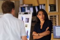 Death in Paradise – Florence Cassell (Joséphine Jobert) und DI Jack Mooney (Ardal O'Hanlon) gehen die Liste der Verdächtigen durch.