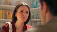 Rote Rosen – Derweil hat Jess (Juana Nagel m.) erfahren, mit wem sie verwechselt worden ist – mit Lou Mahler (Eva-Maria Grein von Friedl)!