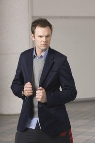 Community – (1. Staffel) - Jeff Winger (Joel McHale) ist Anwalt - bis ihm seine Lizenz entzogen wird, weil sein (kolumbianischer) Schulabschluss als ungültig erklärt wird. Somit ist er gezwungen, seinen Abschluss nachzuholen, um in seinen alten Job zurückkehren zu können ...