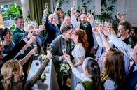 Sturm der Liebe – ARD STURM DER LIEBE FOLGE 4661 Uhr im ERSTEN. Fanny ( Johanna Graen) und Marlon (Frederik Bott) lassen sich strahlend von ihren Gästen hochleben. Alle Freunde und Kollegen prosten begeistert zu.