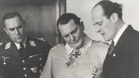 Der Zweite Weltkrieg – Oberbefehlshaber der deutschen Luftwaffe, Hermann Göring (M.), mit seinem Adjutanten Karl Bodenschatz (l.) und dem Ingenieur Willy Messerschmitt (r.).