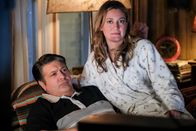 Young Sheldon – Lance Barber (George Cooper Sr.), Zoe Perry (Mary Cooper).