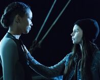 Mysterious Mermaids – L-R: Maddie Bishop (Fola Evans-Akingbola) und Ryn (Eline Powell)