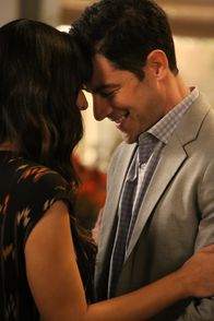 New Girl – Cece (Hannah Simone, l.) und Schmidt (Max Greenfield, r.) erhalten eine überraschende Neuigkeit.