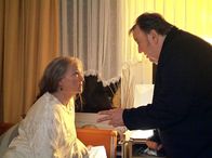 Der Dicke – NDR Fernsehen DER DICKE, "Schlafende Hunde" Uhr. Marianne Weden (Eva-Maria Hagen) bestätigt Gregor Ehrenbergs (Dieter Pfaff, r.) Vermutung, dass im Altenheim alte Menschen mißhandelt werden.