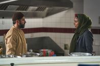 The Bay – Neue Erkenntnisse zeigen, dass der Onkel des Opfers Kareem Riaz (Ash Tandon) etwas verschweigt. DS Townsend (Marsha Thomason) geht der Sache nach und findet Kareem verdächtig.