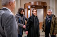 Sturm der Liebe – Vor Werners (Dirk Galuba, l.) Augen wird Ariane (Viola Wedekind, M.) von Meyser (Christoph Krix, r.) verhaftet (mit Komparse).