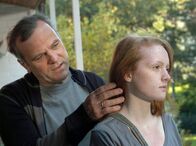 Bloch – Wolfgang Baumgärtner (Bernhard Schütz) versucht seiner Tochter Sonja (Janina Stopper) zu erklären, warum er ihr nichts von der Adoption gesagt hat und dass er sie liebt, auch wenn sie nicht seine leibliche Tochter ist. Sonja aber verweigert ihm jede Reaktion.