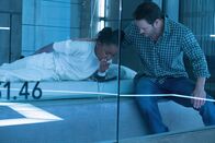 The Passage - Das Erwachen – Amy Bellafonte (Saniyya Sidney, l.); Brad Wolgast (Mark-Paul Gosselaar, r.)