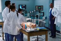 Grey's Anatomy – Grey's Anatomy Staffel 18 Folge 2 Strenger Lehrer: James Pickens Jr. als Dr. Richard Webber (r.) Copyright: SRF/ABC Studios