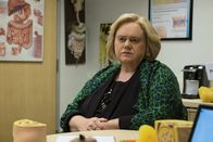 Baskets – Christine (Louie Anderson) investiert das Geld vom Verkauf des Hauses ihrer Mutter in ein neues Projekt ...