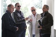 SOKO Wien – Journalist Philip Renard (Florian Fitz, r.) wird von Oberst Dirnberger (Dietrich Siegl, l.), Major Ribarski (Stefan Jürgens, M.) und Oberstleutnant Nowak (Gregor Seberg, M.) befragt, wieso er unerlaubter Weise Fotos am Tatort gemacht hat.