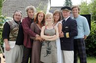 Die Copiloten – (v.li.) Badewannenhersteller Alois Reithmeyer (Oliver Nägele), Lothar Kirschneck mit seiner Frau Amelie (Udo Wachtveitl & Nicole Beutler), Jenny Franolic (Friederike Kempter), Krankenschwester Thekla (Antje Schmidt) und Brian Conlan (Marc Oliver Schulze).