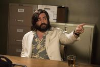 Community – Professor DeSalvo (Matt Berry) unterrichtet nicht nur Trickbetrug, sondern kann dabei seine Studenten auch noch so richtig schön über den Tisch ziehen ...