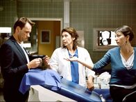 Aufschneider – (v.li.) Oliver Baier (Dr. Böck), Adele Neuhauser (Frauenärztin), Ursula Strauss (Karin Fuhrmann).