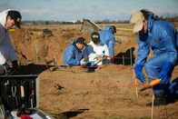 Mayday - Alarm im Cockpit – REENACTMENT - NTSB Investigators (played by background performers) set up a grid to chart the location of key pieces of wreckage at the site of world famous golfer Payne Stewart's fatal plane crash.