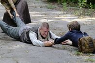 MacGyver – Jack Dalton (George Eads) und Angus MacGyver(Lucas Till) sind immer noch auf der Suche nach Murdoc. Allerdings verläuft sich die Spur in Kuba. Also bleibt ihnen nichts anderes übrig als zur Zentrale zurückzukehren. Dort wartet schon ein neuer Auftrag auf die beiden. Die CIA-Agentin Samantha Cage braucht die Hilfe der Phoenix Foundation. Sie ist auf der Suche nach dem Navy-Seal Samuel Diaz.