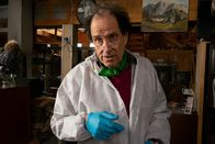 Der Alte – Prof. Emerald Spindler (Helmfried von Lüttichau) war einst Mentor der Pathologin Dr. Geiger, die momentan auf Fortbildung in den USA weilt.