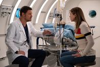 Grey's Anatomy – Dr. Alex Karev (Justin Chambers, l.); Dr. Meredith Grey (Ellen Pompeo, r.)