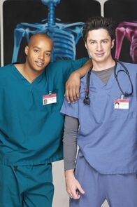 Scrubs - Die Anfänger – (2. Staffel) - Ihre Freundschaft wird immer wieder auf die Probe gestellt: J.D. (Zach Braff, r.) und Turk (Donald Faison, l.) ...