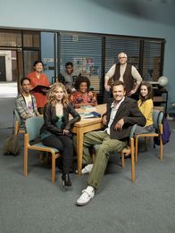 Community – (1. Staffel) - Community - Eine ganz besondere Lerngruppe: Jeff Winger (Joel McHale, 3.v.r.), Britta Perry (Gillian Jacobs, 3.v.l.), Pierce Hawthorne (Chevy Chase, 2.v.r.), Senor Chang (Ken Jeong, 2.v.l.), Shirley Bennett (Yvette Nicole Brown, 4.v.r.), Abed Nadir (Danny Pudi, l.), Troy Barnes (Donald Glover, 4.v.l.) und Annie Edison (Alison Brie, r.) ...