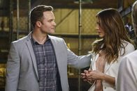 Scorpion – Können Tim Armstrong (Scott Porter, l.) und Paige (Katharine McPhee, r.) einen gefährlichen Schmuggler täuschen und so einen gescheiterten Auftrag noch retten?