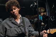 Stop Making Sense – Stop Making Sense Pop-Band in Action vor Publikum: Ganze Band Talking Heads Musiker mit Gitarre: Jerry Harrison Copyright: SRF/Jordan Cronenweth.Courtesy