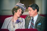 Florence Foster Jenkins – Florence (Meryl Streep) hat neue Pläne: Sie will vor großem Publikum in der Carnegie Hall auftreten. Ihr Ehemann St. Clair (Hugh Grant) versucht anfangs noch, sie vor einer Blamage wegen ihres schrillen Gesangs zu bewahren.