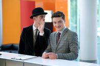 Pan Tau – Mike (Jacob Avery) bekommt Tipps von Pan Tau (Matt Edwards).