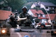 Inside NATO – US-Panzer bei einem Manöver Anfang der 80er-Jahre in Westdeutschland. Die Amerikaner werden als Schutzmacht gegen den vermeintlich aggressiven Ostblock gebraucht.