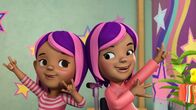 Super Wings – Sen und Thuy haben sich Perücken im Kellie-Stil bestellt.