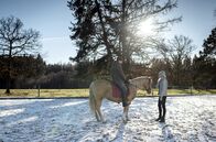 Sturm der Liebe – Viktor (Sebastian Fischer, l.) konfrontiert Alicia (Larissa Marolt, r.) mit seinem Verdacht.