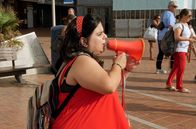 Re: – Iris Sánchez von der spanischen Tierschutzpartei Pacma und ihre Mitstreiter in Las Palmas protestieren gegen den geplanten Bau der Krakenfarm.