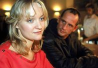 Doppelter Einsatz – Caro (Eva Herzig) wird in der Bar von Viktor (Tim Wilde) angesprochen.