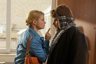 Danni Lowinski – Neben Ulla vertritt Danni (Annette Frier, l.) den Bettler Bartl (Bruno Cathomas, r.), der angezeigt wurde, weil er gebettelt hat. Danni kümmert sich, schließlich weiß sie, dass Betteln in Köln nicht verboten ist. Dass sie einen schwierigen Fall am Wickel hat, begreift sie erst, als ihr klar wird, dass Bettler Bartl ein Millionärs-Erbe ist und neben dem teuren Auto auch noch eine Villa sein eigen nennt ...