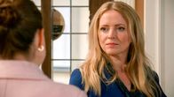 Rote Rosen – Jördis (Diana Staehly) scheint die Situation aussichtslos – Valerie (Maike Johanna Reuter) wird immer zwischen ihr und ihrem Freund stehen.