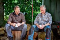 Aus dem Leben – Stefan (Harald Krassnitzer, re.) und Paul (Christian Erdmann) sprechen sich aus. Paul hat einen folgenreichen Tipp.