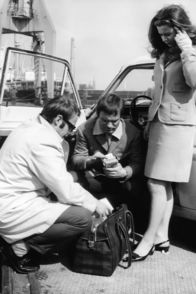 Polizeifunk ruft – Faule Geschäfte im Hafengebiet machen Herbert Frowein (Ulrich Faulhaber, Mitte) und seine Freundin Ingrid (Ingeborg Kanstein) mit dem Gauner Lauer (Berno von Cramm). Frowein zählt die Banknoten, die er für Rauschmittel kassiert hat. (E.: 10.12.1969)