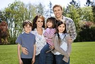 The Client List – Der schöne Schein täuscht: Das Leben von Rex Horton (Teddy Sears, hinten r.), seiner Frau Samantha (Jennifer Love Hewitt, 2.v.l.) und ihren Kindern Brady (Valin Shinyei, l.), Jenna (Brohm/ Brookmere Chevalier, M.) und Charlie (Olivia Steele-Falconer, vorne r.) ist alles andere als perfekt ...