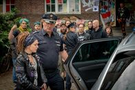 Notruf Hafenkante – Das linksautonome Zentrum, die Rattenburg, wurde von der Polizei ausgehoben. Hans (Bruno F. Apitz, r.) bringt Ira (Emma Drogunova, l.) zum Streifenwagen.