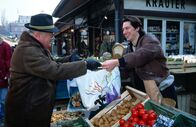 Kommissar Rex – Am Naschmarkt ist seit einiger Zeit der Teufel los. Kommissar Moser (Tobias Moretti, r.) tarnt sich als Gemüseverkäufer, um undercover zu ermitteln. Inkognito trifft er auf Max Koch (Fritz Muliar, l.), der bei ihm am Stand einkaufen will.