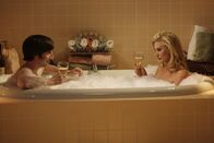The Big Bang Theory – Howard hat ein Date mit Bernadette. Während sie auf eine Entscheidung wartet, phantasiert Howard (Simon Helberg, l.) in seinen Tagträumen von Katee Sackhoff (Katee Sackhoff, r.), dem Star aus Battlestar Galactica, mit der er ein fiktives Date hat ...