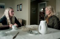 The Danish Woman – Björk (Edda Guðnadóttir, li.) kommt zu Ditte (Trine Dyrholm, re.) und bittet sie um Hilfe, weil ihr Ex-Freund sie erpresst.
