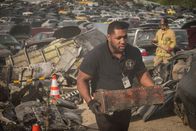 Mayday - Alarm im Cockpit – Brantford, Ontario, Kanada - NTSB-Mitarbeiter (gespielt von einem Darsteller im Hintergrund) bergen Wrackteile von der Absturzstelle des Emery Worldwide Flight 17 (Cineflix 2017/Panagiotis Pantazidis)