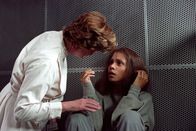 Gothika – Allmählich beginnen alle an ihrem Verstand zu zweifeln, denn beständig erzählt sie von merkwürdigen und metaphysischen Ereignissen. Mirandas (Halle Berry, r.) einzige Chance besteht darin, auf eigene Faust zu handeln ...
