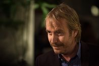 Elementary – Liefert seinem Bruder Sherlock mehrere stichhaltige Argumente, um wieder nach London zurückzukehren: Mycroft Holmes (Rhys Ifans) ...