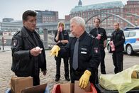Notruf Hafenkante – Wolle (Harald Maack, M.) versteht keinen Spaß, wenn es um Mülltrennung geht. Das kriegt auch Hans (Bruno F. Apitz, l.) zu spüren. Im Hintergrund Melanie Hansen (Sanna Englund, 2.v.l.), Mattes Seeler (Matthias Schloo, 2.v.r.), Franzi Jung (Rhea Harder-Vennewald, r.).